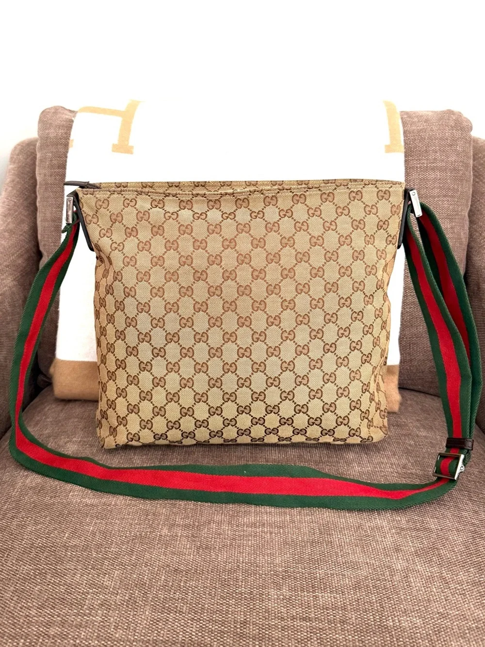 Gucci authentic brown canvas messanger bag unisex crossbody red green strap